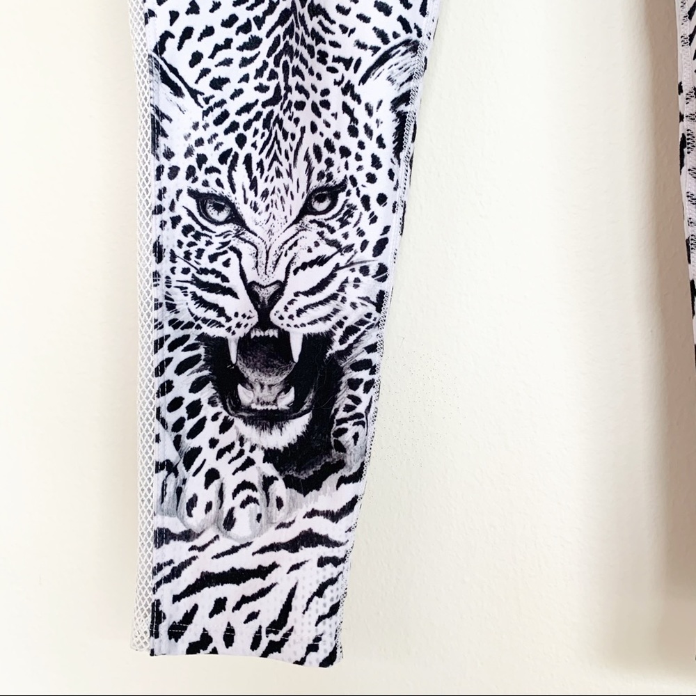 Betsey Johnson White Leopard Print Capri Leggings - Picture 3 of 12